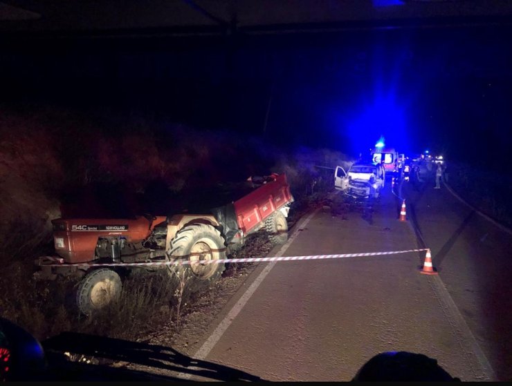 Balıkesir'de otomobilin traktöre çarpması sonucu 1 kişi öldü, 3 kişi yaralandı