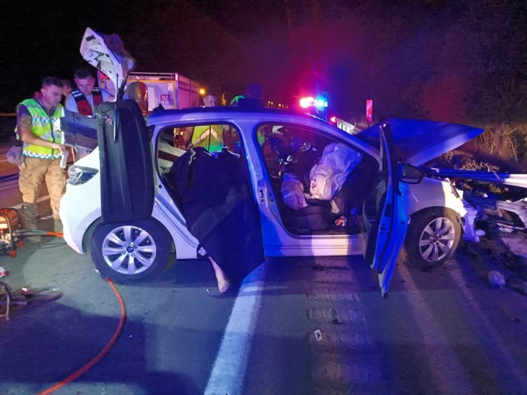 Bitlis'te trafik kazasında uzman çavuş ve hemşire eşi hayatını kaybetti