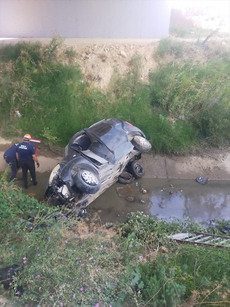 Bolu'da köprüden düşen hafif ticari araçtaki 1 kişi öldü, 1 kişi yaralandı