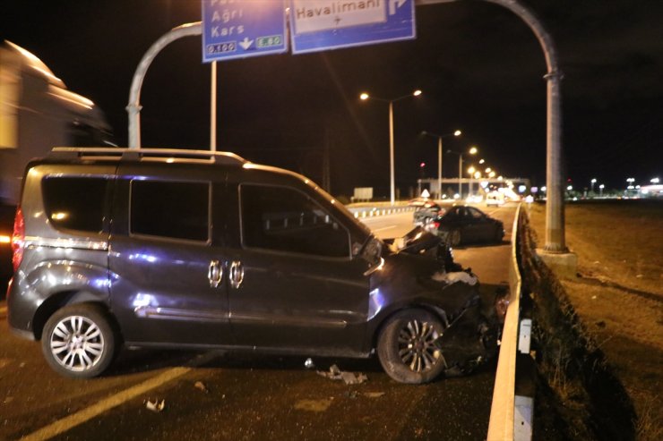 Erzurum'da hafif ticari araç park halindeki otomobile çarptı, 4 kişi yaralandı