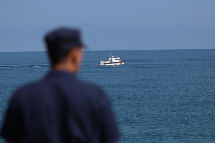 GÜNCELLEME - Kastamonu'da batan teknedeki 3 kişiyi arama çalışmaları sürüyor