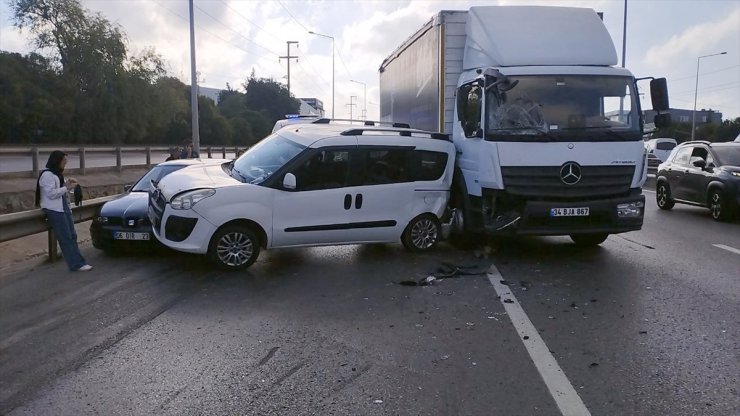 Kocaeli'de 4 aracın karıştığı zincirleme trafik kazasında 3 kişi yaralandı