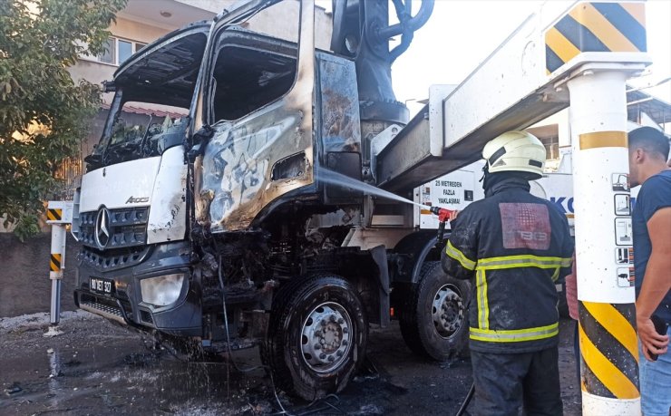 Osmaniye'de beton pompası aracı elektrik direğine çarptı, 2 kişi yaralandı