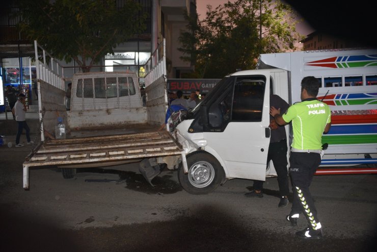 Şanlıurfa'da iki kamyonetin çarpıştığı kazada 4 kişi yaralandı