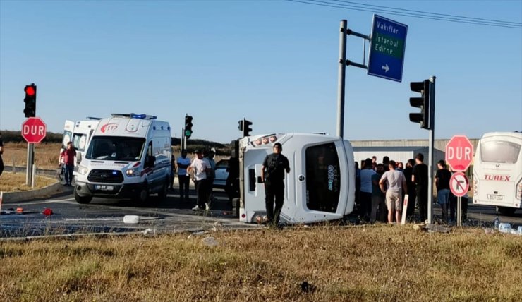 Tekirdağ'da servis midibüsü ile hafif ticari aracın çarpıştığı kazada 12 işçi yaralandı