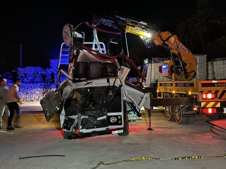 Antalya'da uçurumdan düşen araçtaki anne öldü, kızı yaralandı