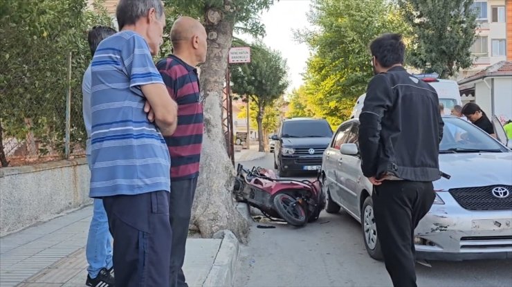 Çorum'da otomobil ile çarpışan motosikletin sürücüsü yaralandı