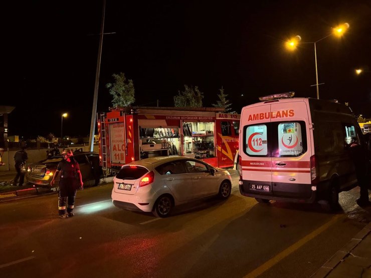 Erzurum'da aydınlatma direğine çarpan otomobilin sürücüsü öldü, 2 kişi yaralandı