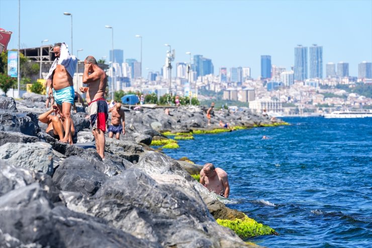 İstanbul'da sıcak havadan bunalanlar denize girerek serinledi