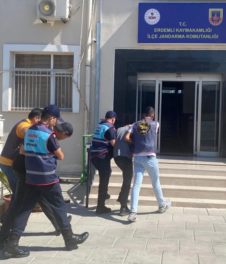 Mersin'de motosikletle yanaştıkları minibüsten çanta çalan 2 zanlı tutuklandı