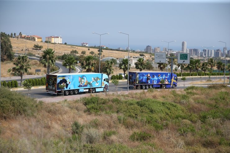 Mersin'de nakliye firması sahibi tırlarını çizgi film karakterlerinin fotoğraflarıyla süsletti