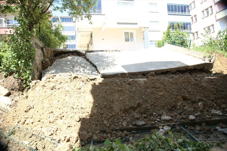 Ordu'da istinat duvarının yıkılması sonucu apartmanın boşaltıldığı sokakta çalışma başlatıldı