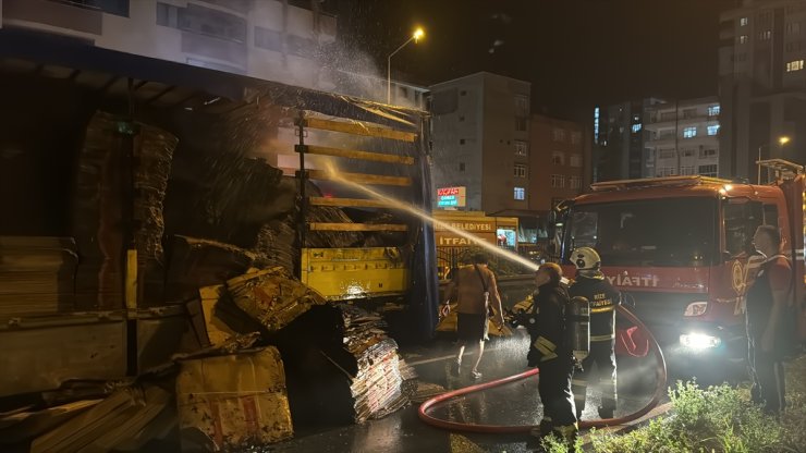 Rize'de karton yüklü tırın dorsesi yandı