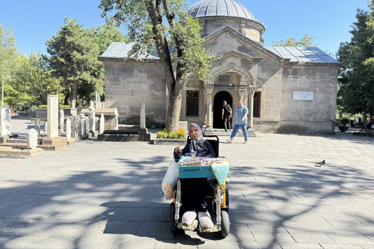 Romatizma hastası engelli kadın akülü arabasında tuhafiye malzemeleri satıyor