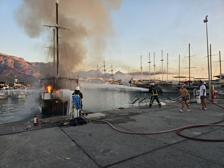 Antalya'da yangın çıkan gezi teknesi kullanılamaz hale geldi