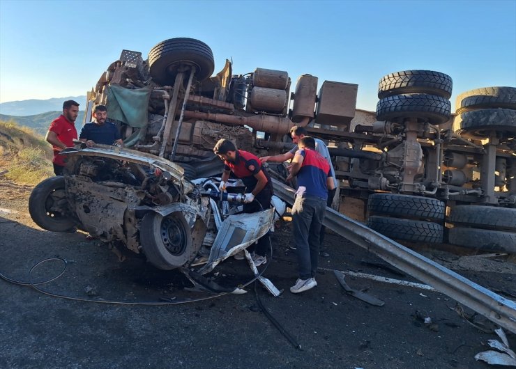 Bingöl'de kamyon ile otomobilin çarpışması sonucu 3 kişi yaralandı