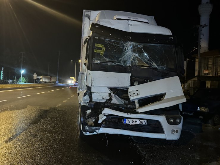 Bolu Dağı'nda freni tutmayan tırın çarptığı taksideki 1 kişi yaralandı