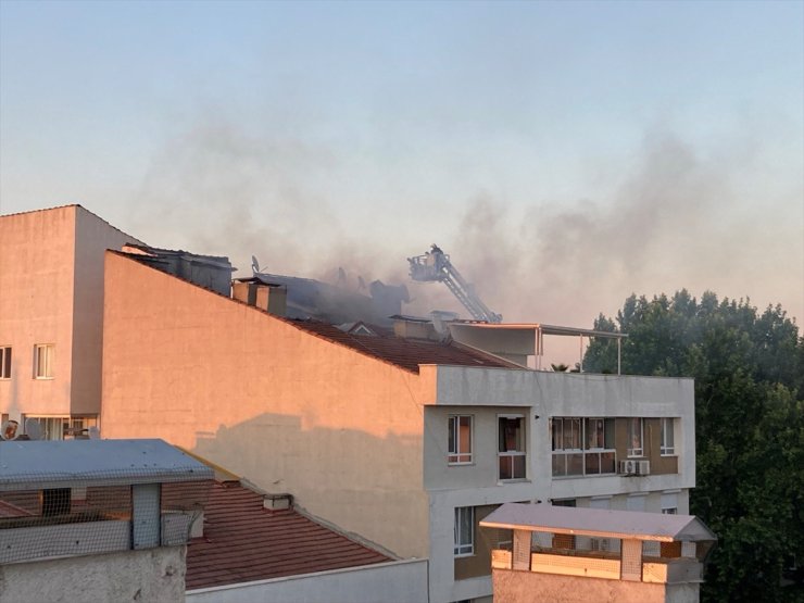 Eskişehir'de bir binanın çatısında çıkan yangın söndürüldü