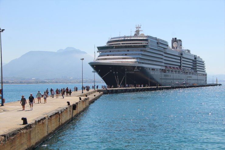 Hollanda bayraklı "Oosterdam" kruvaziyeri Alanya Limanı'na demirledi