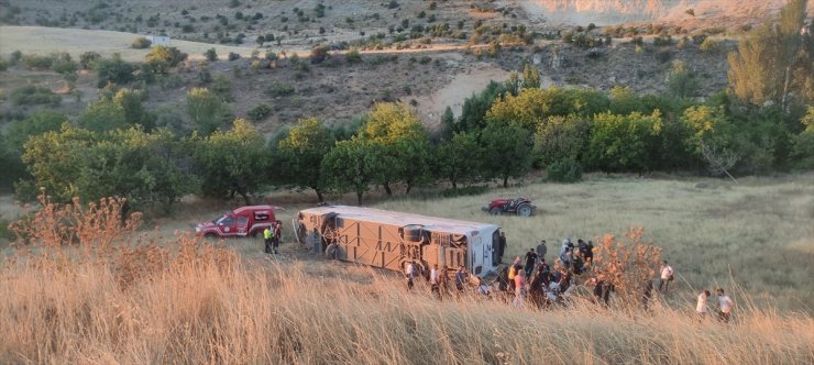 Malatya'da yolcu otobüsünün devrilmesi sonucu 11 kişi yaralandı