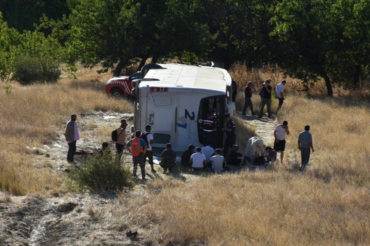 GÜNCELLEME 2 - Malatya'da yolcu otobüsünün devrilmesi sonucu 22 kişi yaralandı