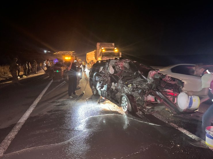 Mardin'de traktöre çarpan otomobildeki 2 kişi öldü, 3 kişi yaralandı