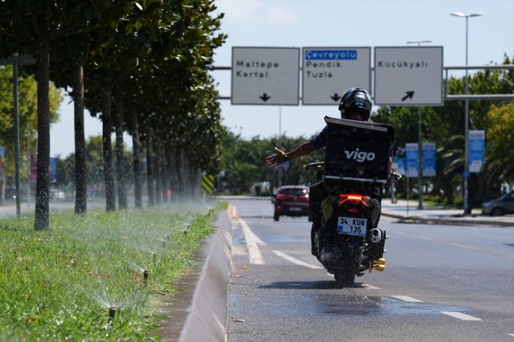 Motosikletliler, yanlış sulamayla kayganlaşan yollar için belediyelerden çözüm bekliyor