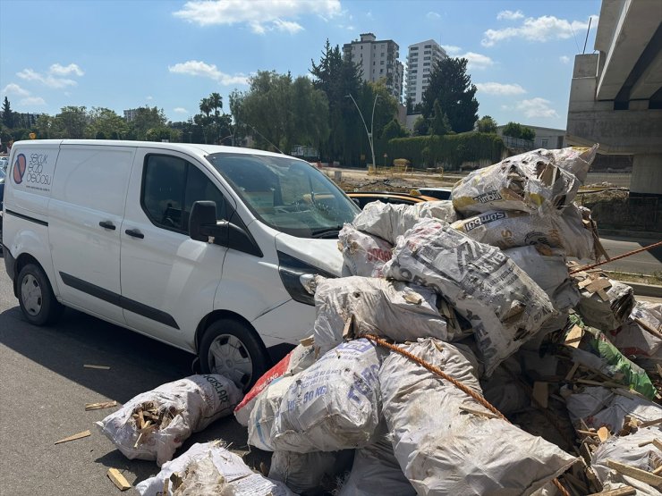 Adana'da odun yüklü kamyon köprü altında sıkıştı