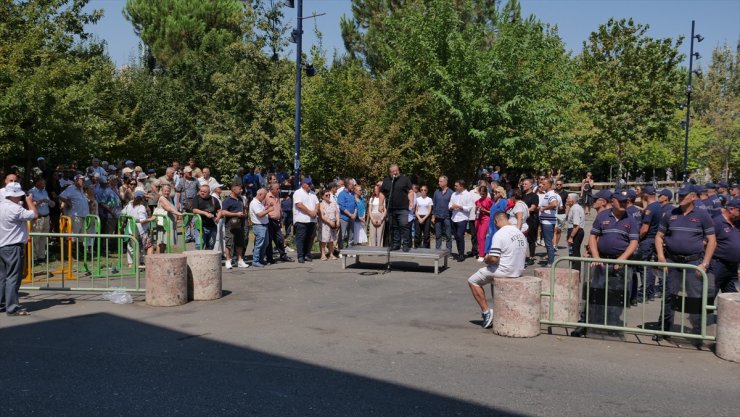 Arnavutluk'ta Belediye Başkanı Veliaj'a istifa çağrısı içeren protestolar sürüyor