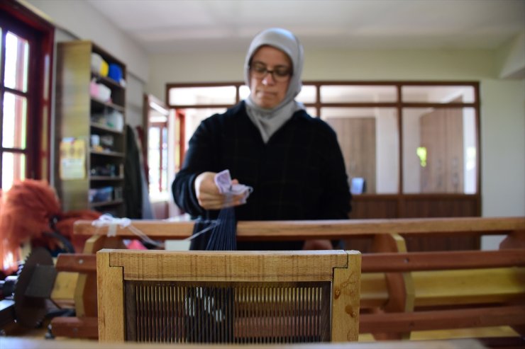 Bilecikli kadınlar kente özgü dokumaları kendi çözgüleriyle yaşatıyor