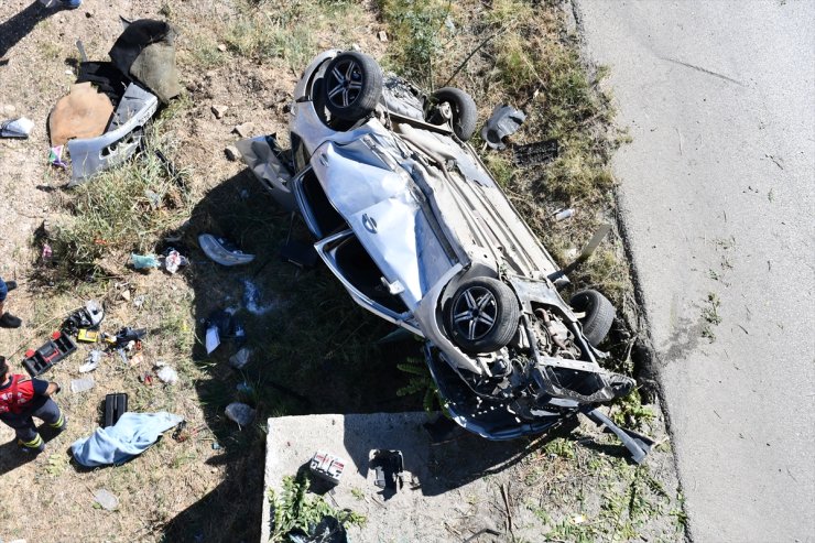 Bilecik'te devrilen otomobilde sıkışan sürücü ağır yaralandı