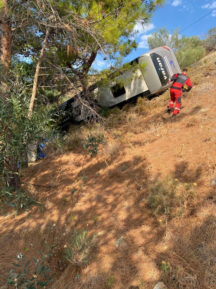 Datça'da şarampole devrilen yolcu otobüsündeki 3 kişi yaralandı