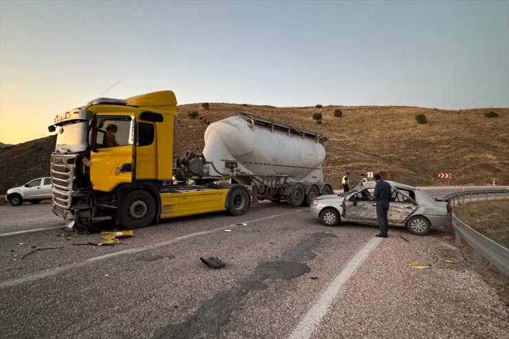 Elazığ'da tır ile çarpışan otomobildeki 5 kişi yaralandı