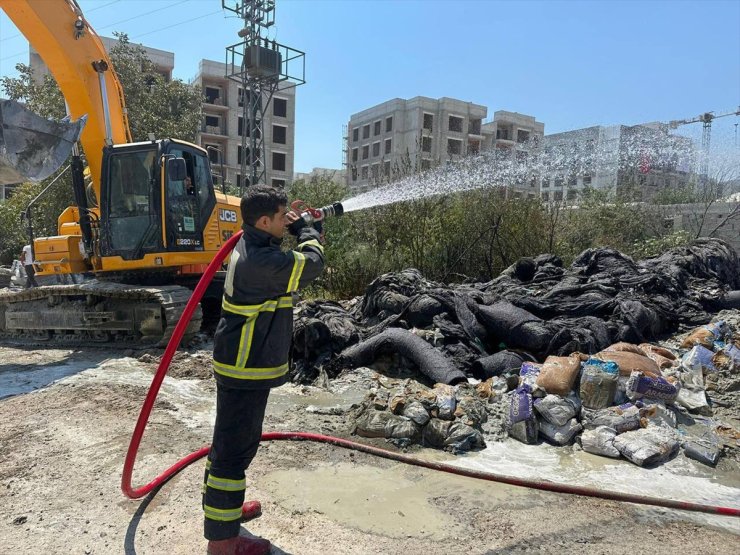 Hatay'da şantiyedeki inşaat malzemelerinde çıkan yangın söndürüldü