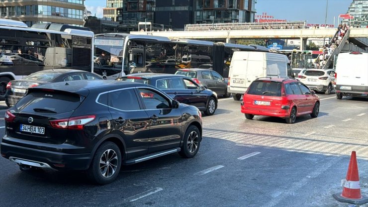 İstanbul'da metrobüs hattındaki "Beyaz Yol" çalışması trafiği aksattı