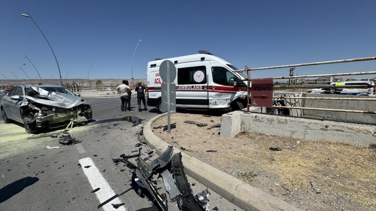 Kayseri'de ambulans ile otomobilin çarpışması sonucu 6 kişi yaralandı