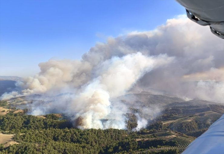 Manisa Gördes'te 2 ayrı noktadaki yangına müdahale ediliyor