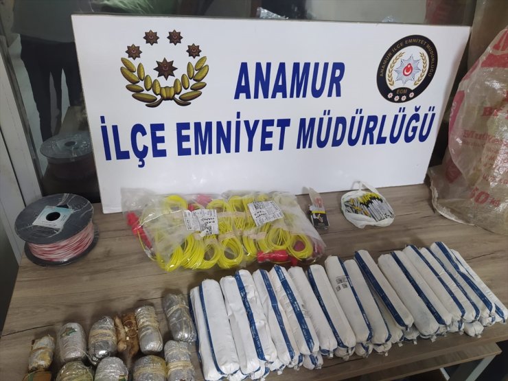 Mersin'de 19 kilo 500 gram jel dinamit ele geçirildi