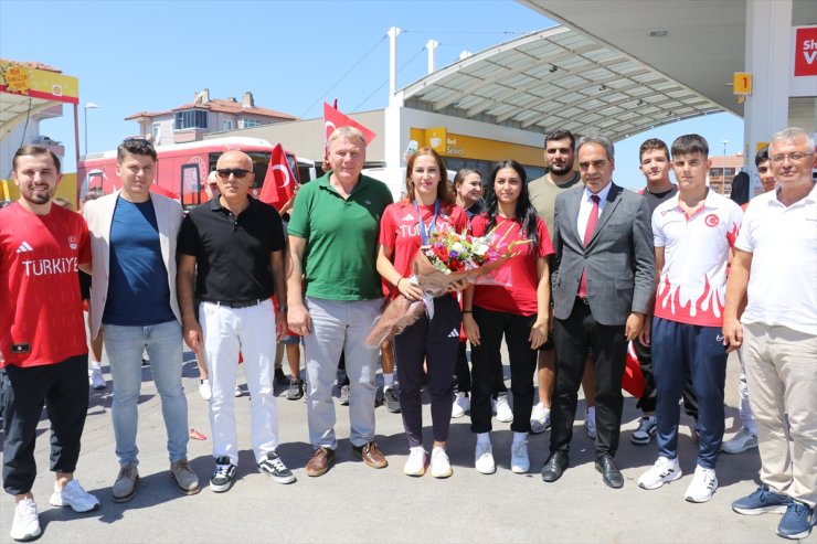 Olimpiyat üçüncüsü milli güreşçi Buse Tosun Çavuşoğlu, Yalova'da coşkuyla karşılandı