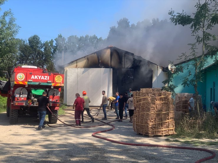 Sakarya'da ahşap askı atölyesi yangında kullanılamaz hale geldi