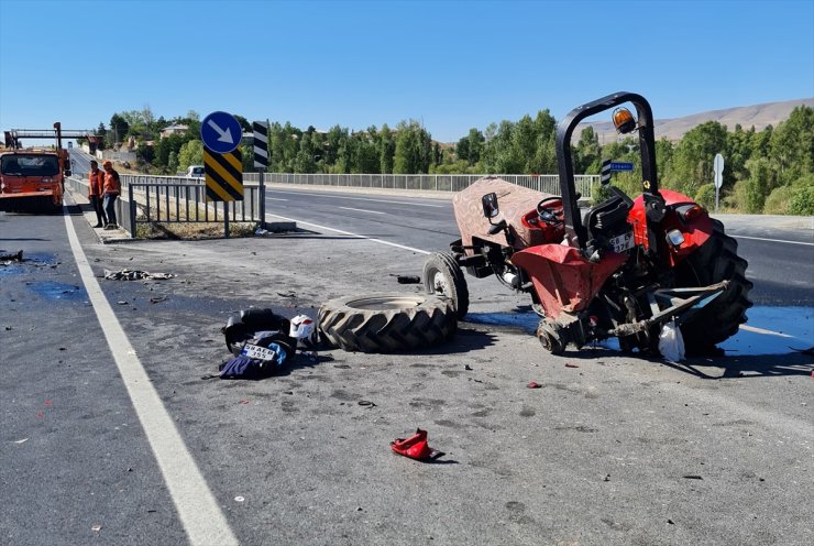 Sivas'ta motosiklet ve traktörün çarpışması sonucu 1 kişi öldü, 1 kişi yaralandı