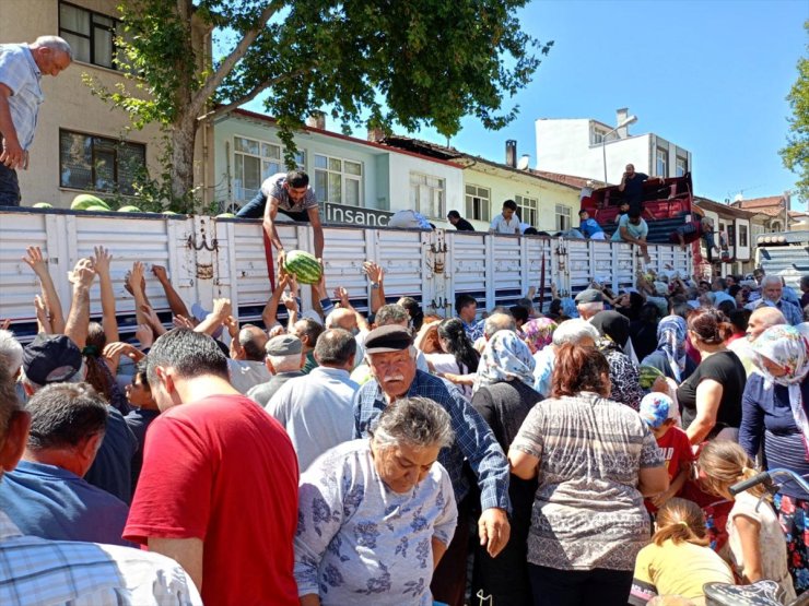 Tokat'ta bir üretici vatandaşlara tır dolusu karpuz dağıttı