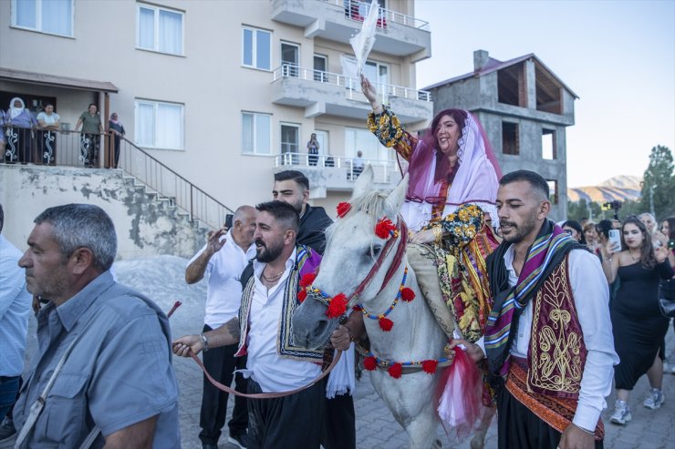 Unutulmaya yüz tutan atlı gelin geleneği Ovacık düğünlerinde yaşatılıyor