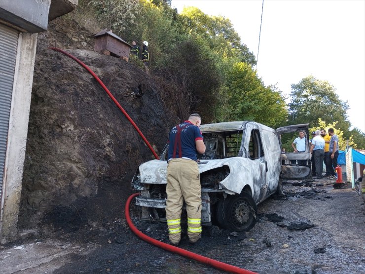 Zonguldak'ta araçta başlayıp ormanlık alana sıçrayan yangın söndürüldü