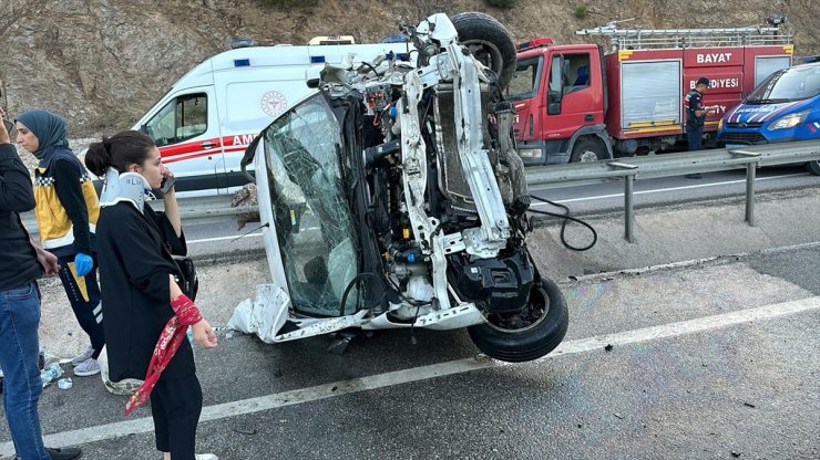 Afyonkarahisar'da hafif ticari araç refüje devrildi, 6 kişi yaralandı