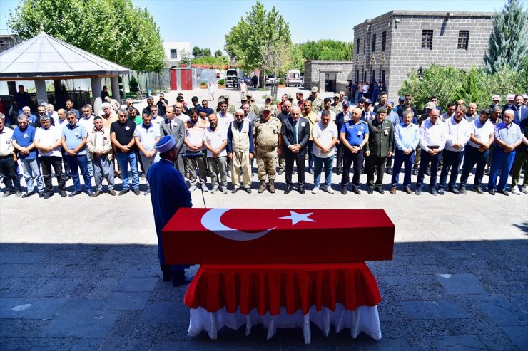 Diyarbakır'da hayatını kaybeden Kore Gazisi Aziz Gönülalan son yolculuğuna uğurlandı