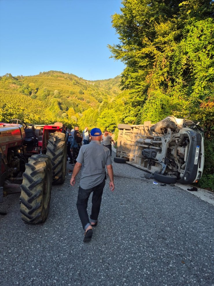 Düzce'de traktöre çarpan işçi servisindeki 8 kişi yaralandı