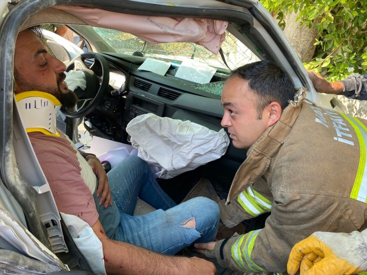 Hatay'da ambulans ile hafif ticari aracın çarpışması sonucu 9 kişi yaralandı