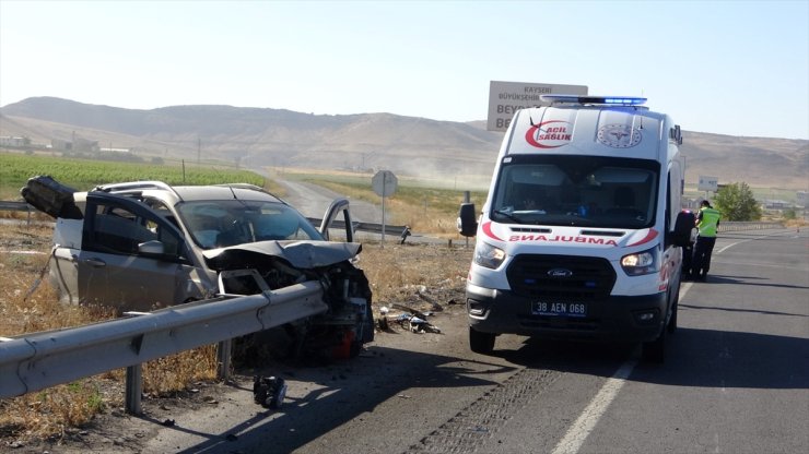 Kayseri'de bariyere çarpan hafif ticari araçtaki 2 kişi öldü, 4 kişi yaralandı