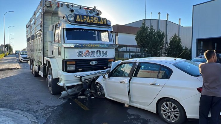 Kocaeli'de kamyona çarpan otomobildeki 4 kişi yaralandı